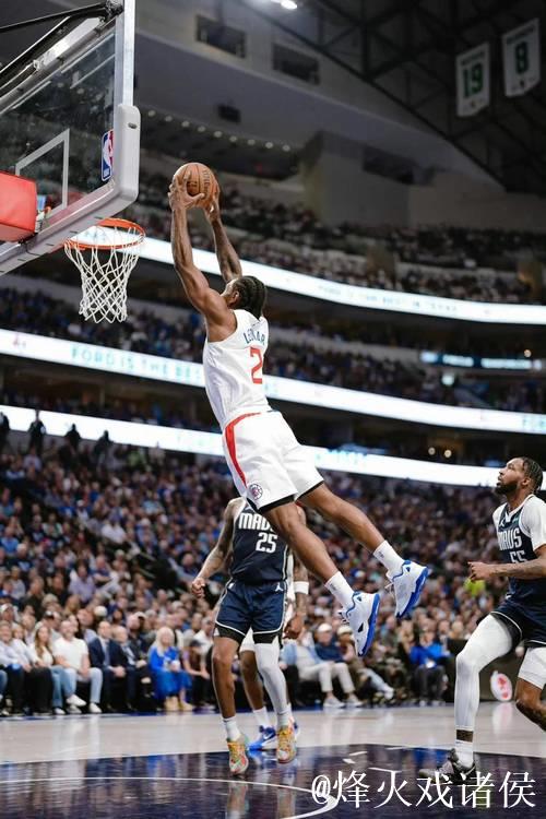 绝处逢生!伦纳德命中高难度底角三分,助快船紧咬比分 绝处逢生!伦纳德命中高难度底角三分,助快船紧咬比分